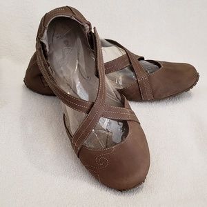 AHNU KARMA SIZE 8.5 YOGA-INSPIRED FLATS